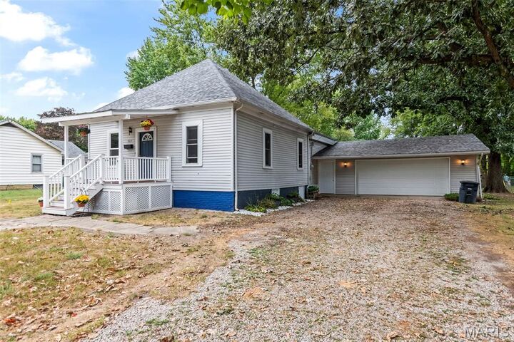 Property Photo:  517 E Columbia Street  IL 62056 
