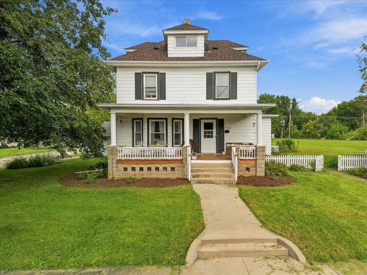 Property Photo: 1702 E 5th Street IL 61081