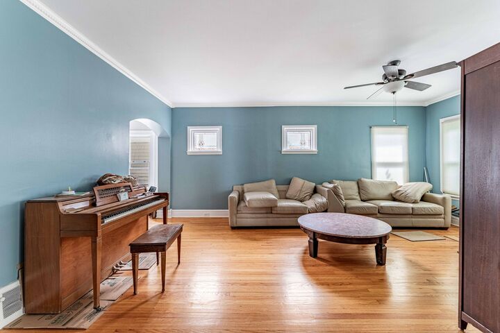 Property Photo: 718 N Ridgeland Avenue IL 60302