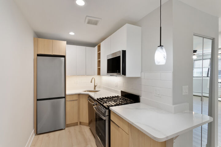Property Photo:  6758 N Sheridan Avenue 535  IL 60626 