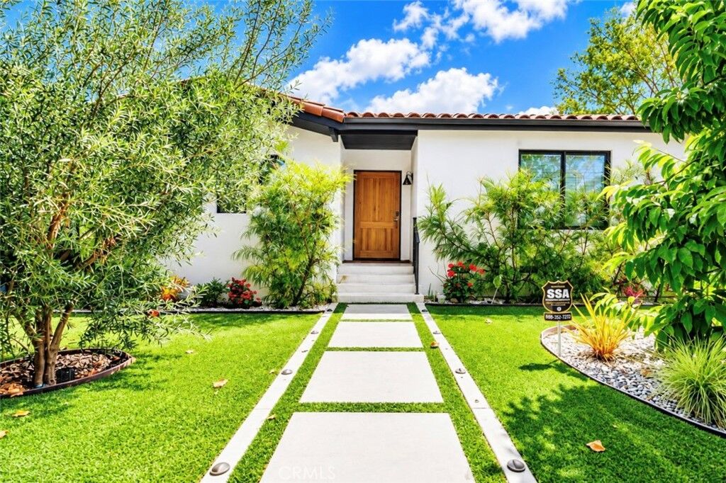 Property Photo:  642 N Cahuenga  CA 90004 