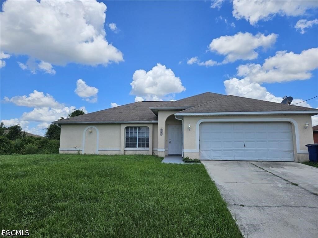 Property Photo: 861 Chantilly Street E FL 33974