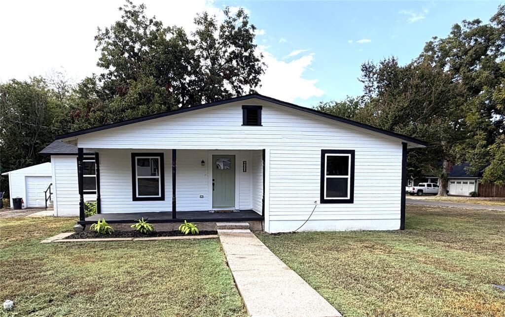 Property Photo:  600 Scurlock Street  TX 76050 