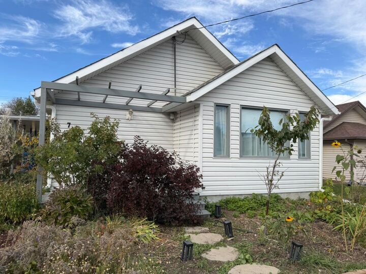 Property Photo:  715 1 Street SW  AB T0J 0Y6 