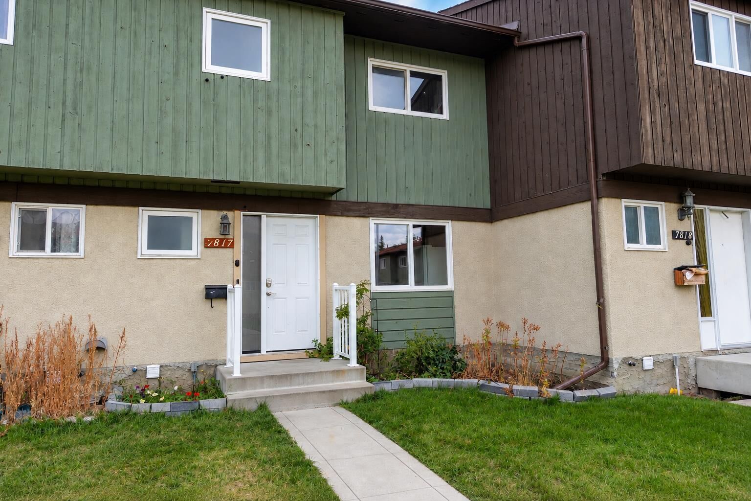 Property Photo:  7817 Cedarwood Park  AB T8V 4R8 