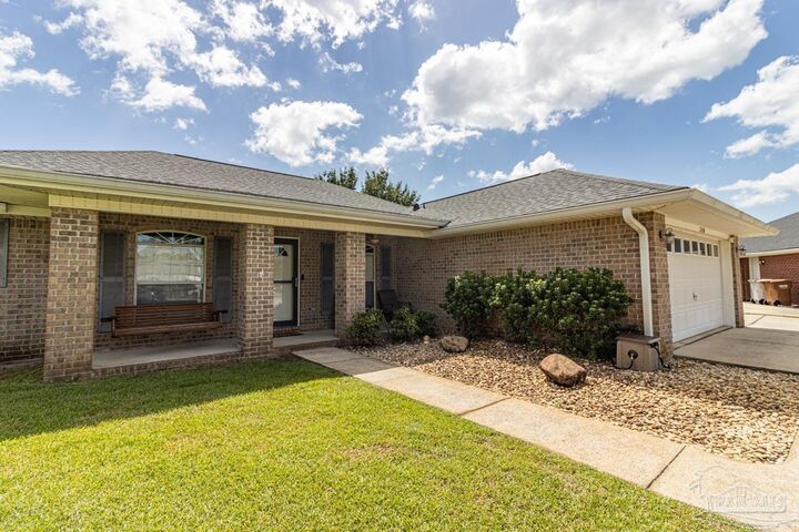 Property Photo: 2410 Ennis Ct FL 32566
