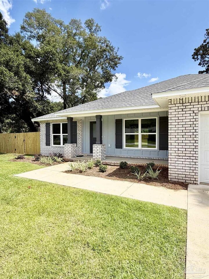 Property Photo:  2014 Bainbridge Ave  FL 32507 