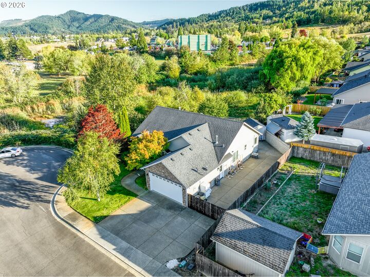 Property Photo:  2558 Golfview Ave  OR 97479 