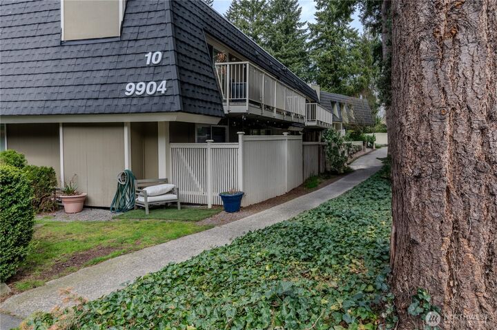 Property Photo: 9904 NE 124th Street 1005 WA 98034