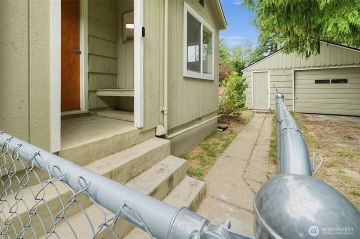 Property Photo: 1370 NE Vena Avenue WA 98311
