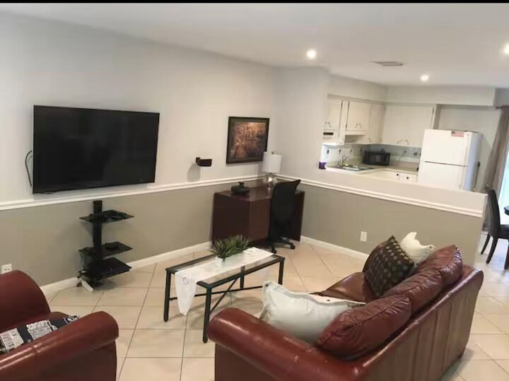 Property Photo:  5712 NE 17th Terrace 5712  FL 33334 