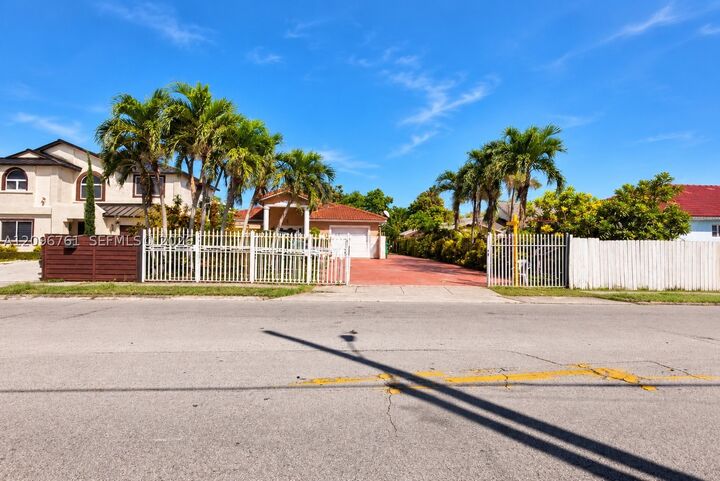 Property Photo: 18411 SW 115th Ave FL 33157