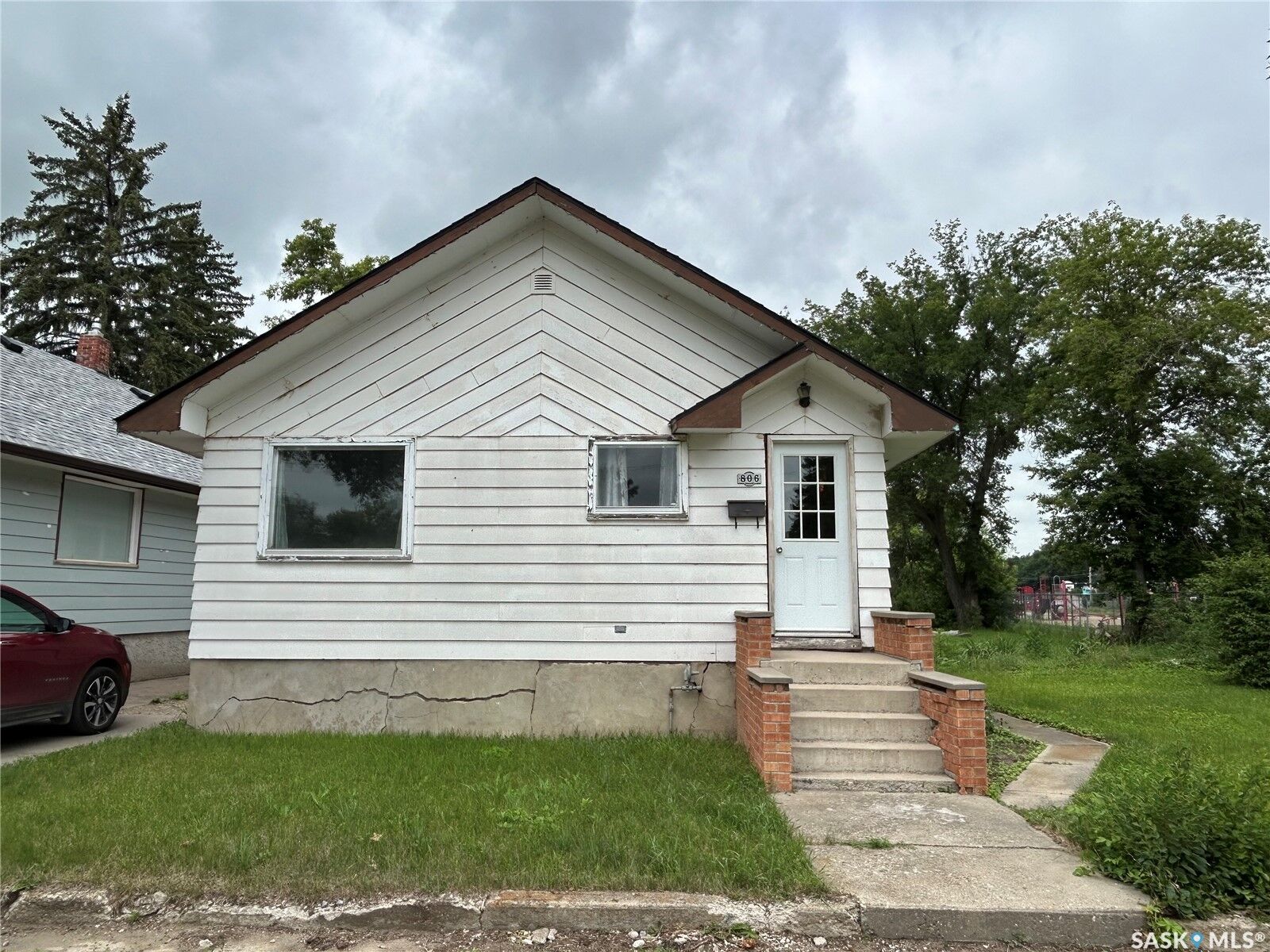 Property Photo:  806 5th Avenue SW  SK S6H 5W3 