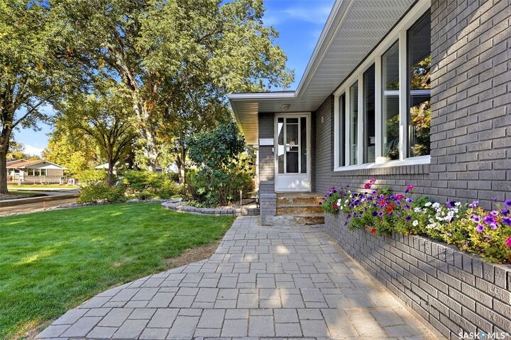 Property Photo:  11 Dolphin Bay  SK S4S 3J7 