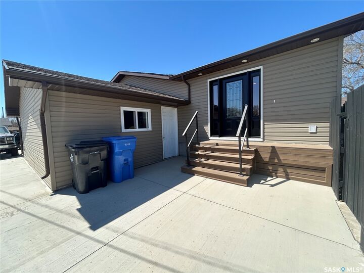 Property Photo:  1613 Dieppe Crescent  SK S4A 1W8 