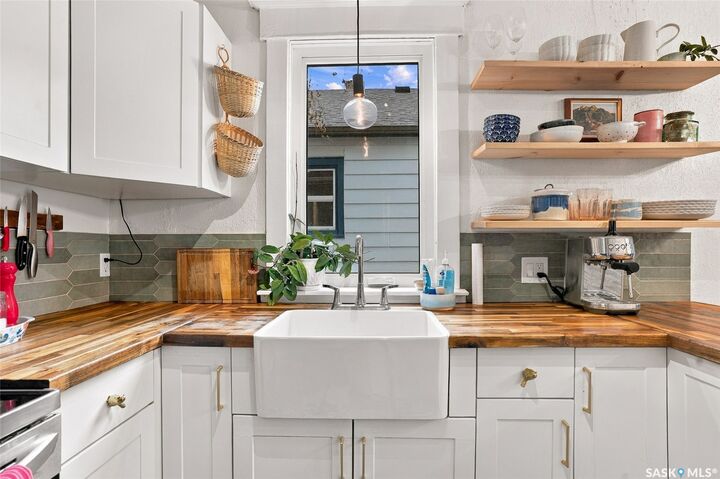 Property Photo:  1116 B Avenue N  SK S7L 1G1 