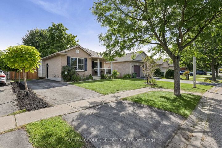 Property Photo:  13 Goldenrod Court  ON N5P 4M7 