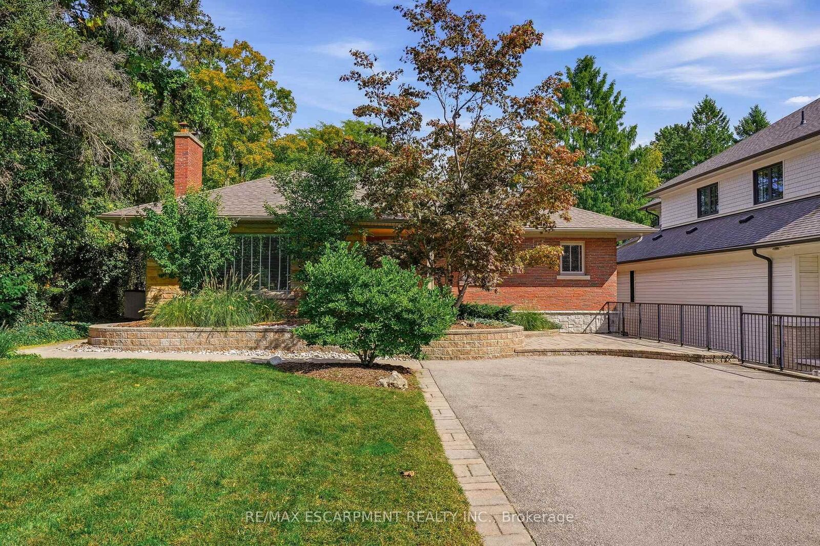 Property Photo:  707 King Road Main  ON L7T 3K5 