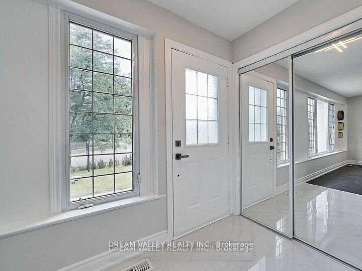 Property Photo:  24 Gable Place Main  ON M1P 4J8 