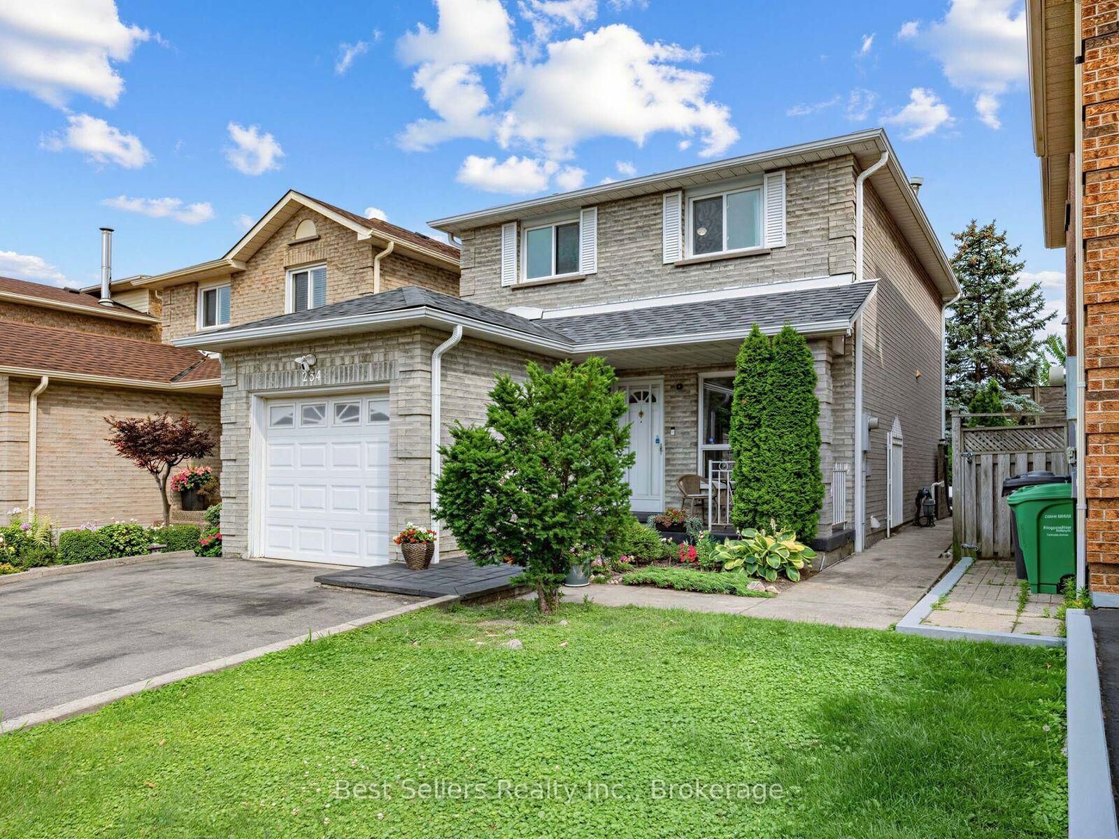 Property Photo:  234 Lech Walesa Drive  ON L5B 3H3 