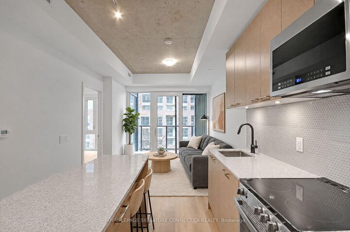 Photo de la propriété: 1808 St Clair Avenue 410 ON M6N 0C1