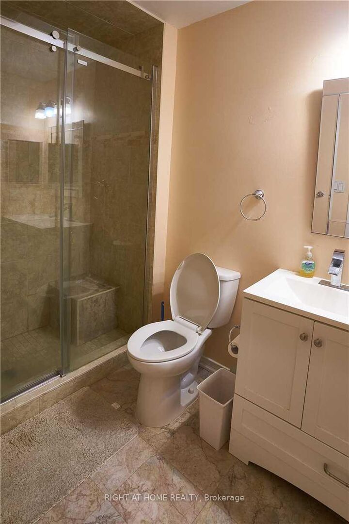 Property Photo:  877 Thistle Down Circle Main &Amp Upper  ON L5C 3K5 
