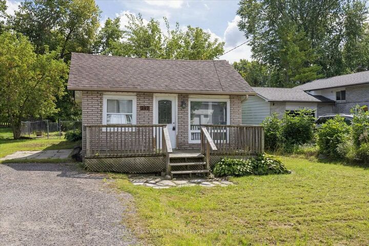 Property Photo:  247 Parkway Avenue  ON L4P 2W1 