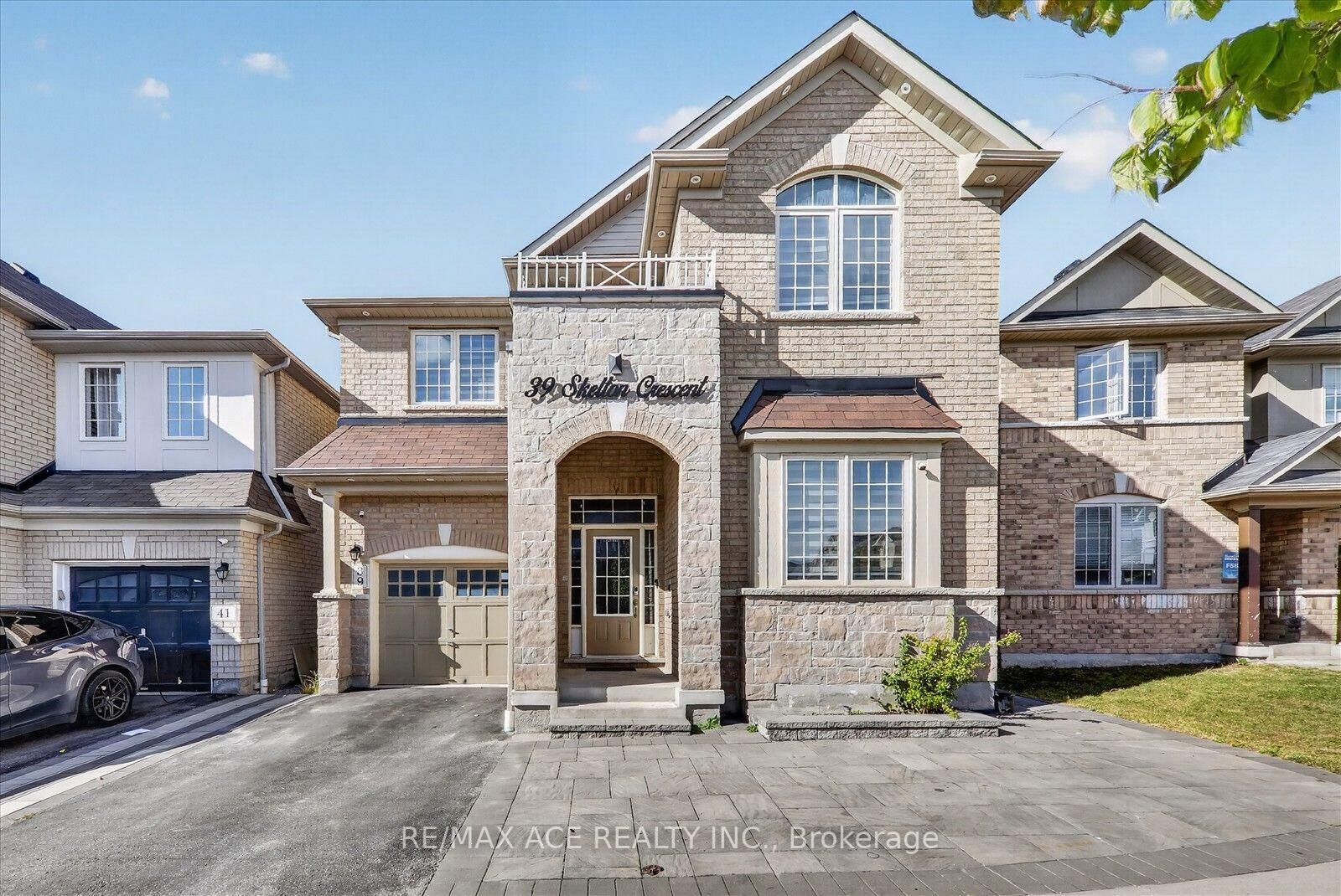 Property Photo:  39 Skelton Crescent  ON L1Z 1R4 