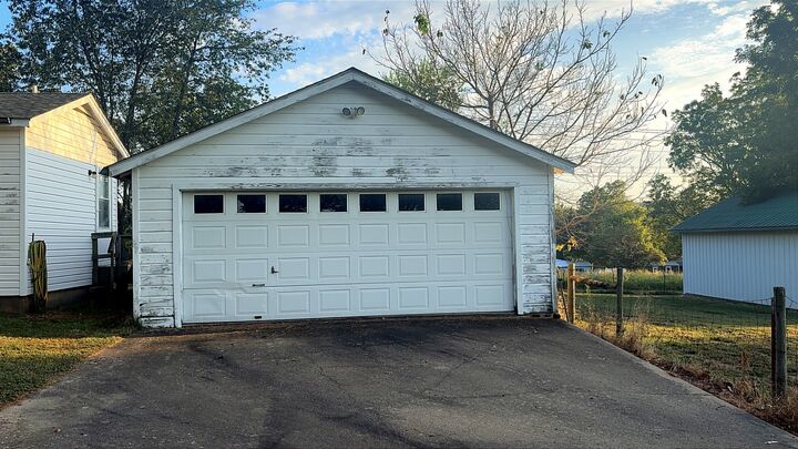 Property Photo:  618 E 5th Street  OK 74441 