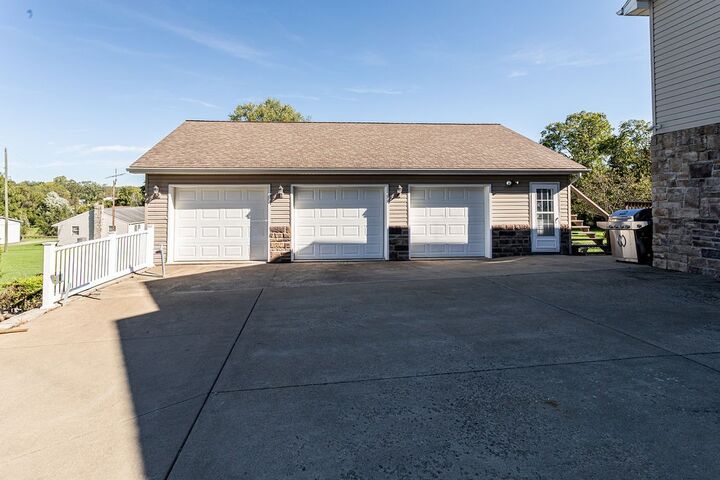 Property Photo:  115 Maple Hill Lane  PA 15401 