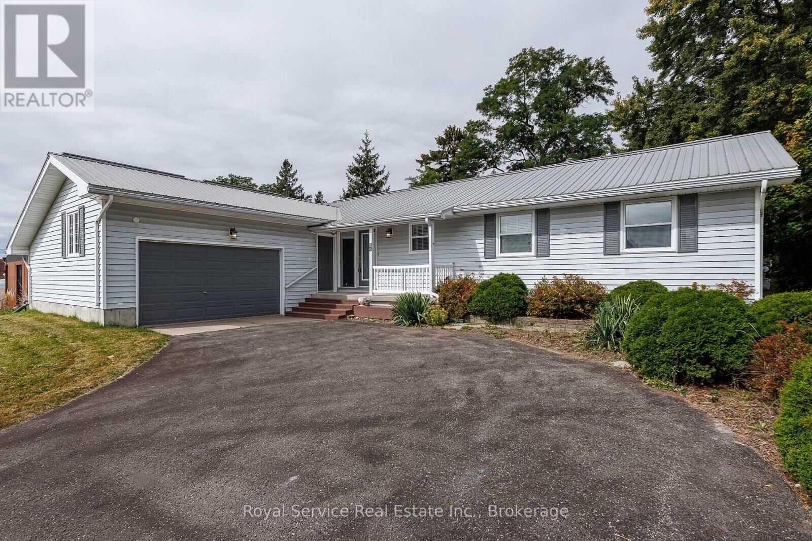 Property Photo:  6 Clifton Road  ON L1A 2B5 
