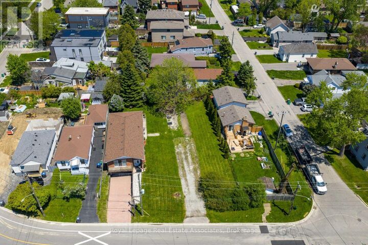 Property Photo:  1067 Alexandra Avenue  ON L5E 2A1 