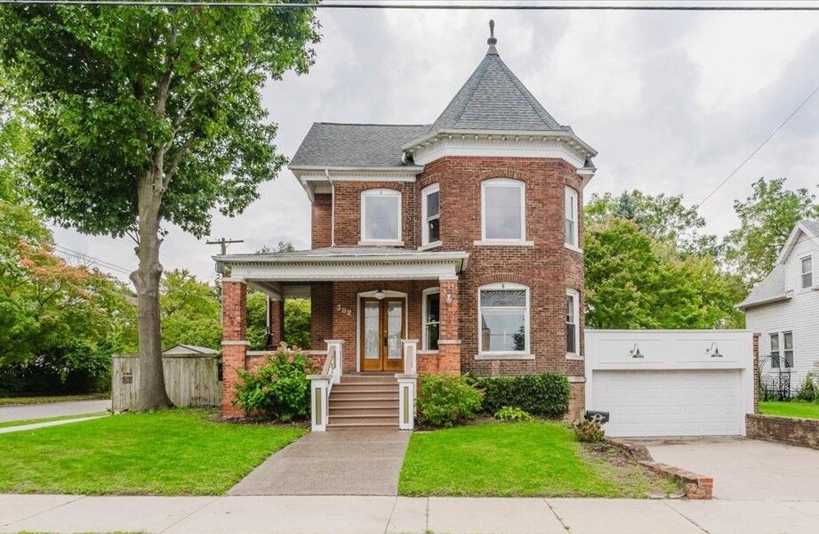 Property Photo:  302 W Wood Street  IL 61701 