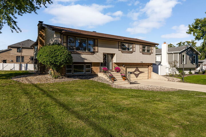 Property Photo:  1138 Timber Lane  IL 60561 