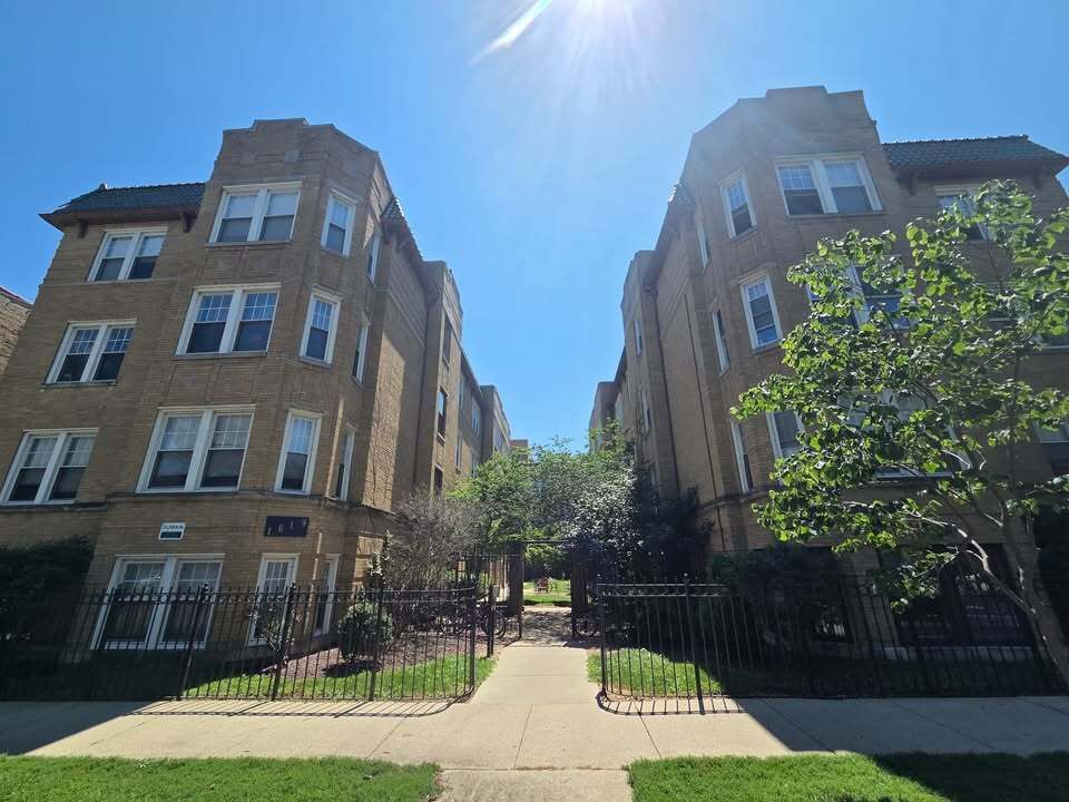 Property Photo: 1627 W Farwell Avenue 2N IL 60626
