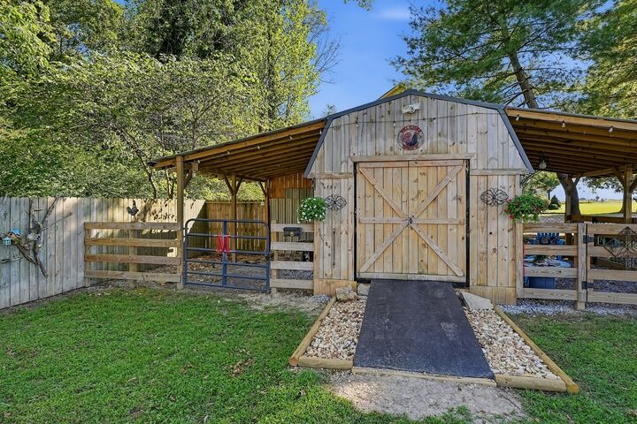 Property Photo:  190 Hooper Rd  TN 37166 