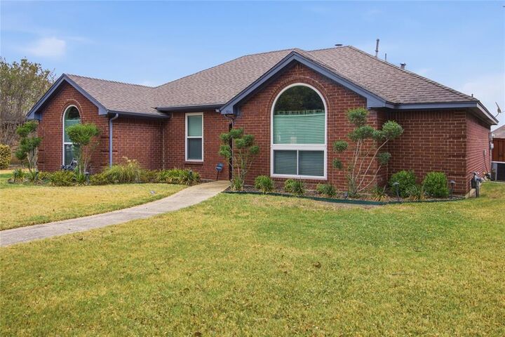 Property Photo: 814 Rawlins Drive TX 75146