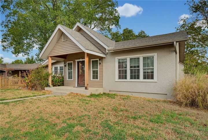 Property Photo:  302 S Dogwood Street  AR 72761 