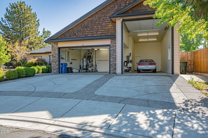 Property Photo:  16 Milagros Court  OR 97524 