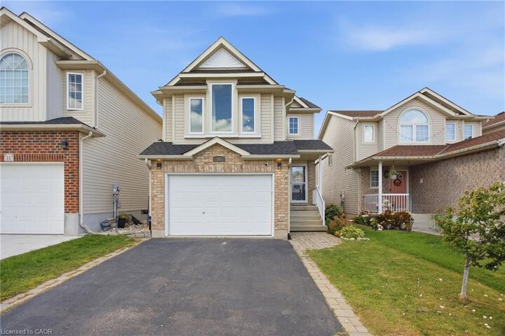 Property Photo:  15 Cannes Street  ON N2R 1V9 