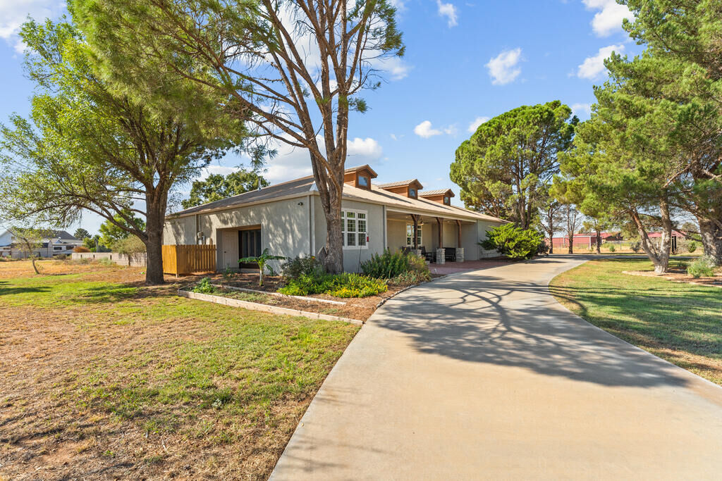 Property Photo:  