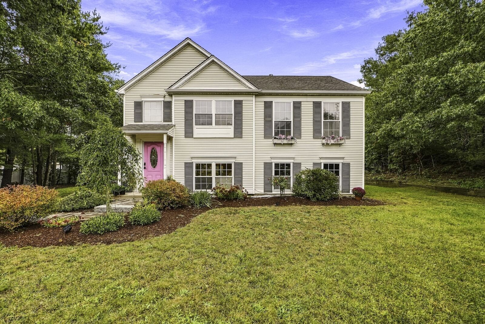 Property Photo:  8 Thompson Cir  MA 02360 