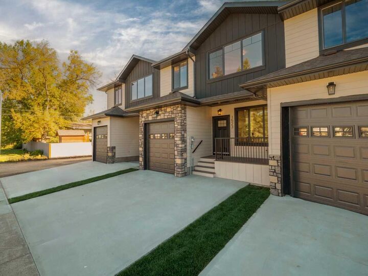 Property Photo: 1527 17 Street S AB T1K 0W9