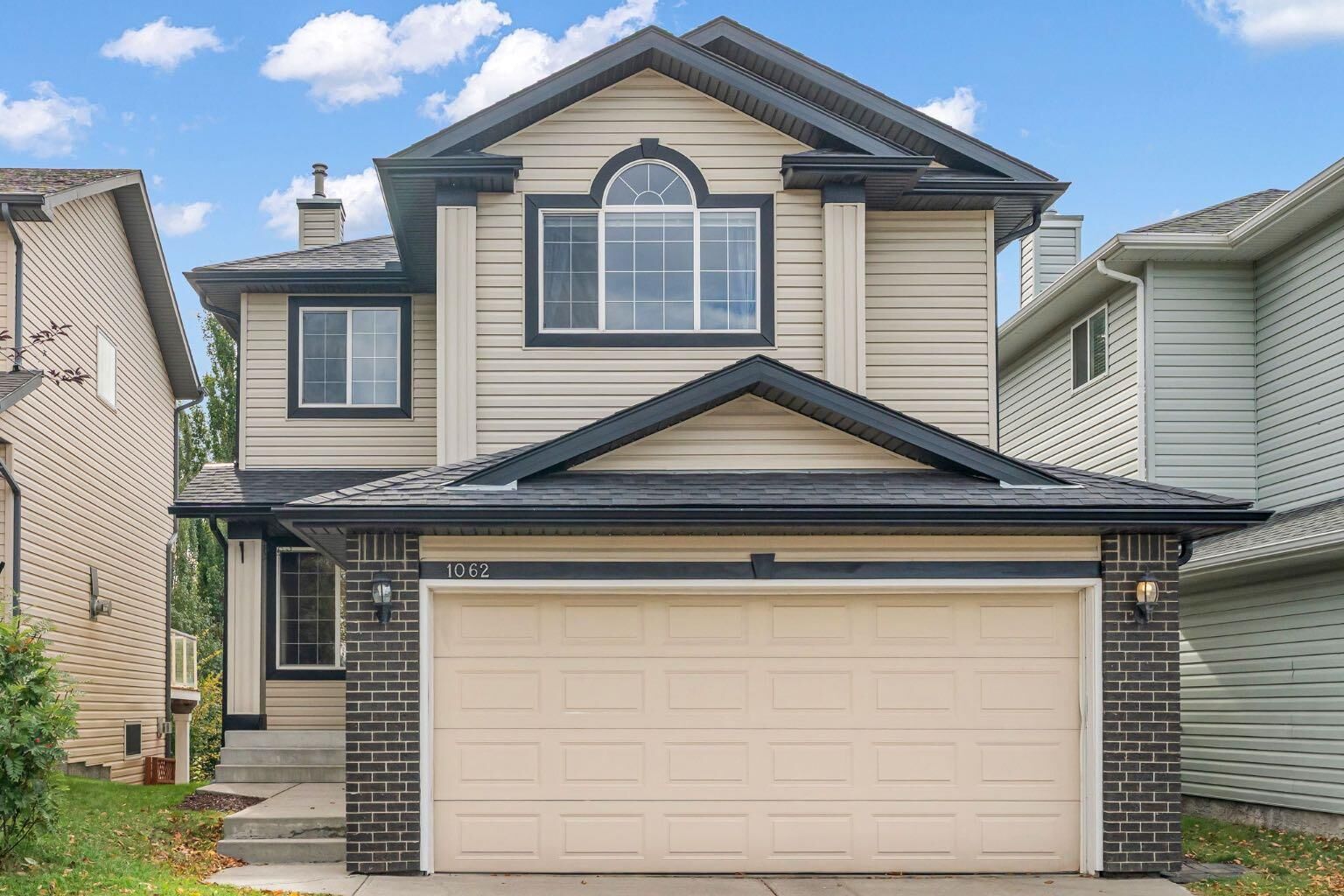 Property Photo:  1062 Tuscany Drive NW  AB T3L 2N8 
