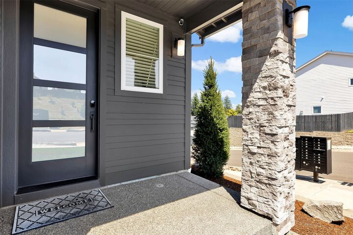 Property Photo:  329 W Laurel Street  WA 98671 