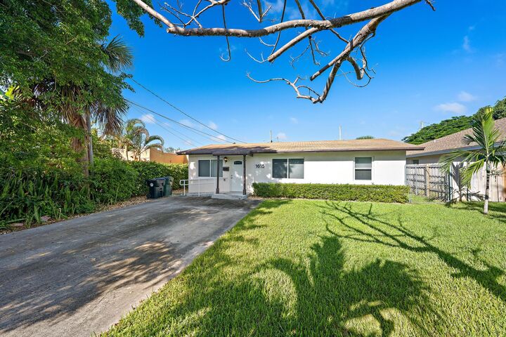 Property Photo:  1615 S N Street  FL 33460 