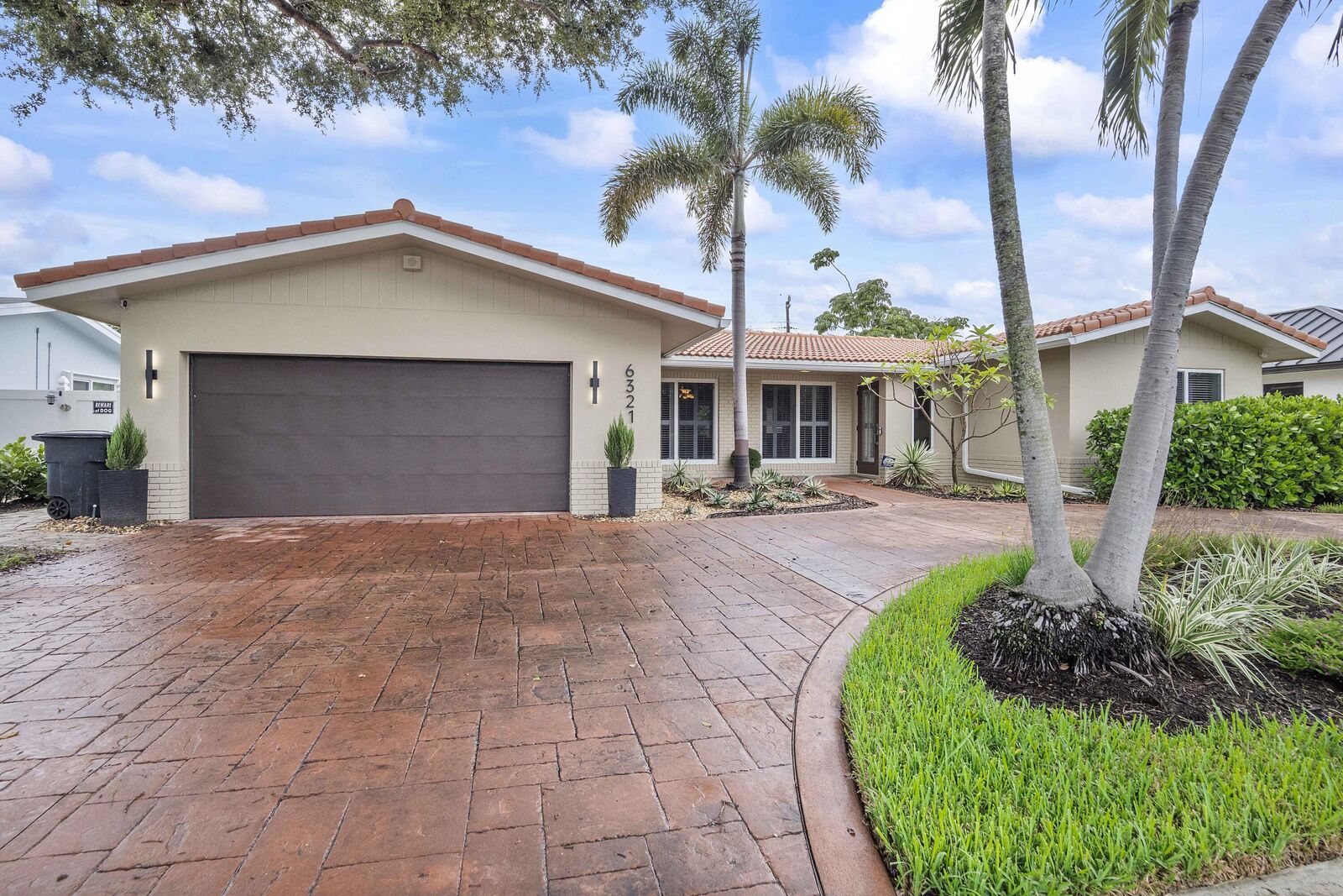 Property Photo: 6321 NE 22nd Avenue FL 33308