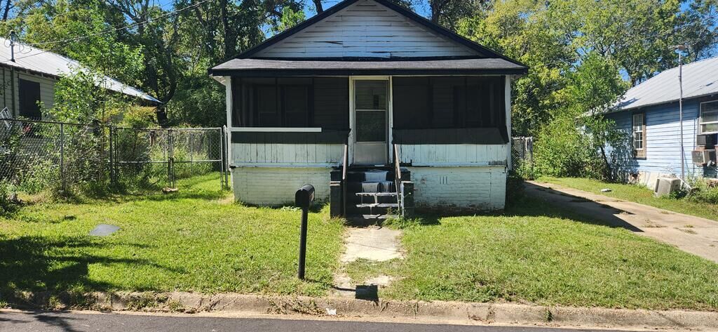 Property Photo:  1021 Blackshear Street  AL 36303 