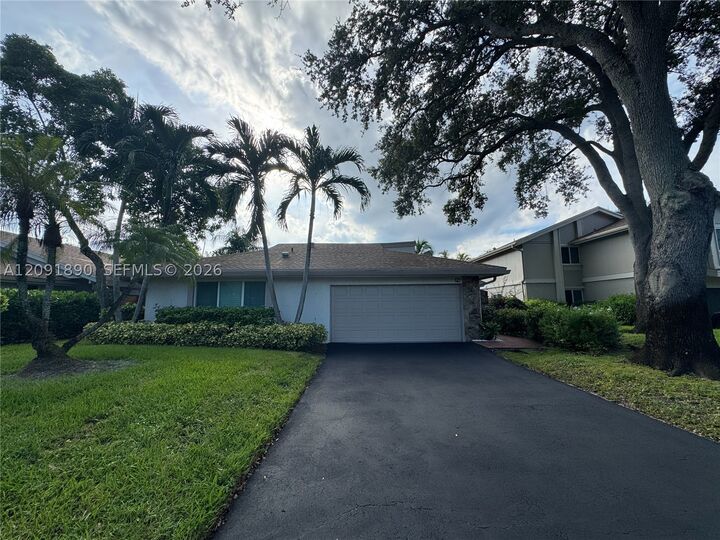 Property Photo: 76 Ivy Rd FL 33021