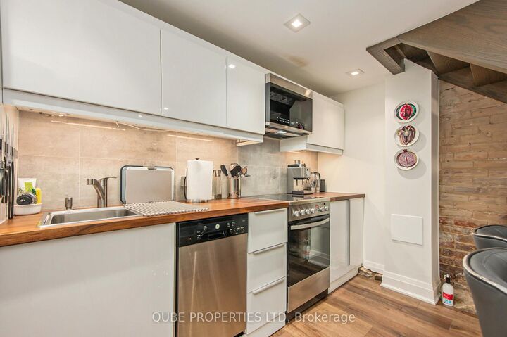 Property Photo:  116 Cartier Street C  ON K2P 1K5 